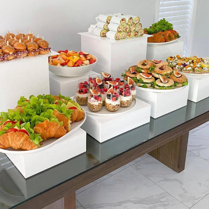 Présentoir Buffet Acrylique Modulable Gâteaux – présentoir gâteau – en situation sur un buffet