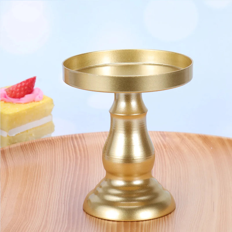 Plateau Gâteau Métal Doré Mariage – présentoir gâteau – en situation sur un buffet