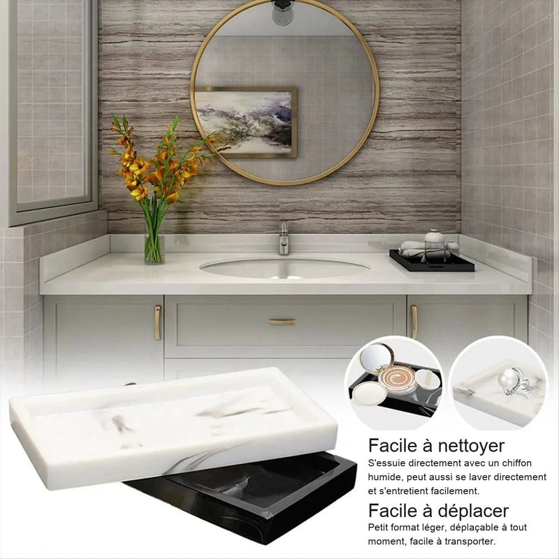 Plateaux rectangulaires effet marbre, l'un blanc et l'autre noir, devant un lavabo de salle de bain
