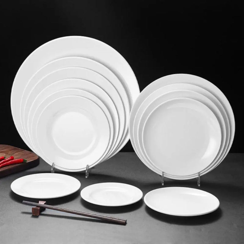 Assiettes rondes en mélamine blanche de plusieurs tailles, empilées sur des supports