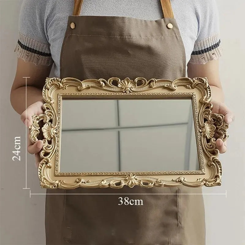 Plateau miroir rectangulaire doré de 38 x 24 cm tenu à deux mains