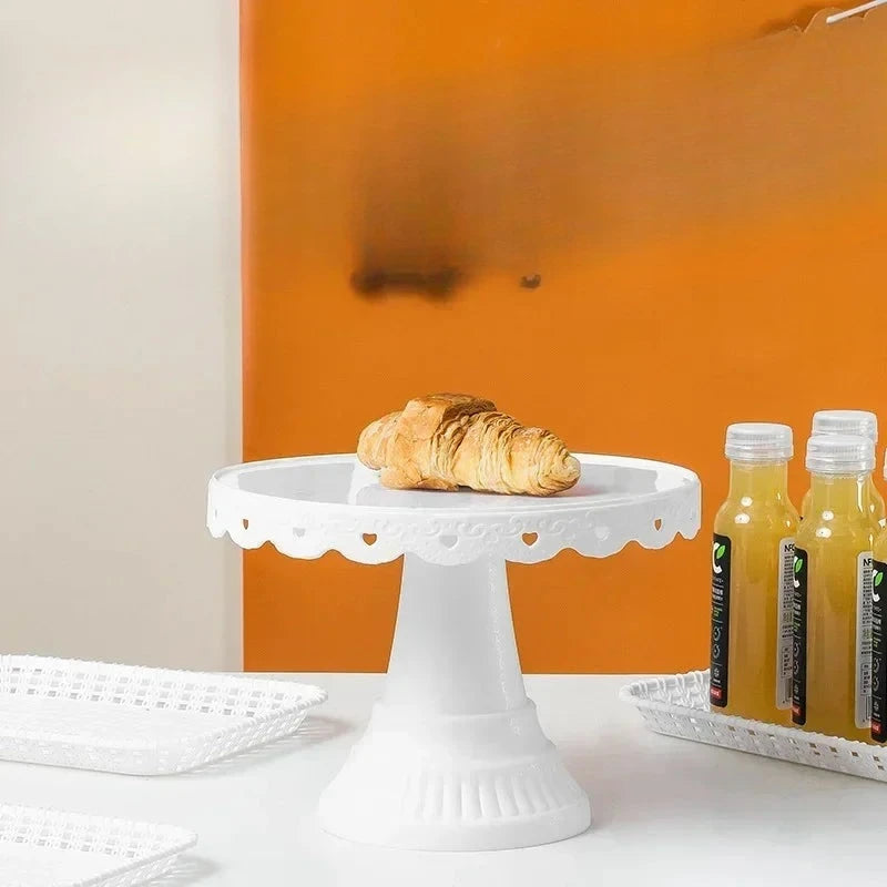 Présentoir Gâteau Plastique Blanc Élégant – présentoir gâteau – en situation sur un buffet