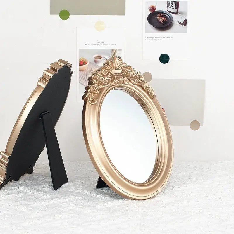 Miroir ovale doré vu de face et de dos, avec son pied d'appui noir