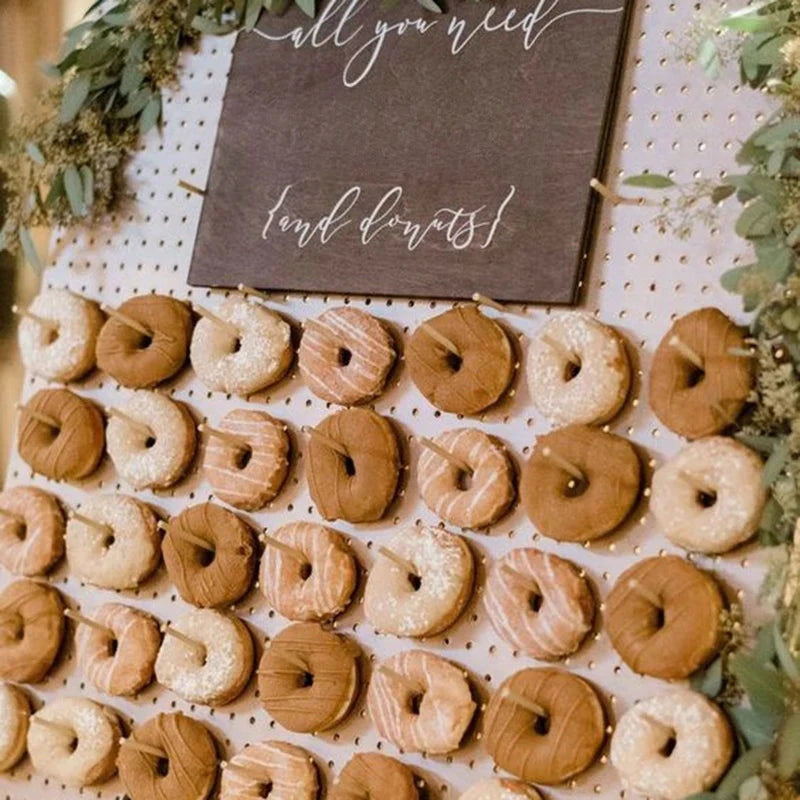 Présentoir Mural Donuts Cœur Bois – présentoir donuts – en situation sur un buffet