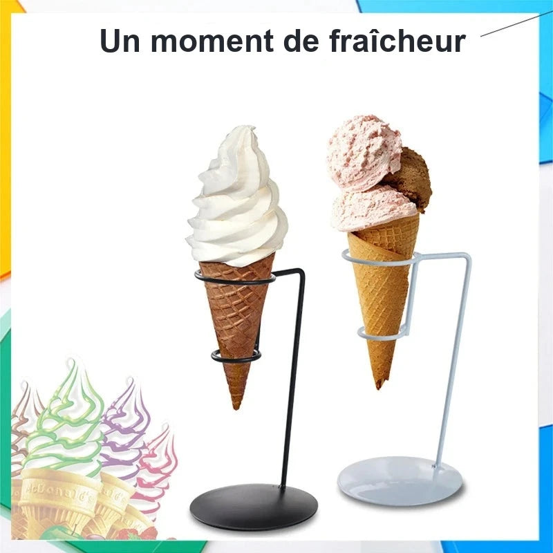 Deux supports à cornets, noir et blanc, tenant une glace italienne et un cornet à deux boules, titre Un moment de fraîcheur
