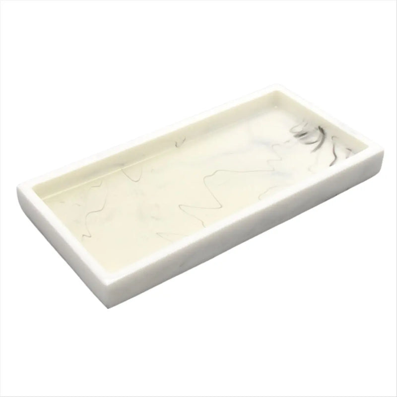 Plateau rectangulaire effet marbre blanc vu en perspective sur fond blanc