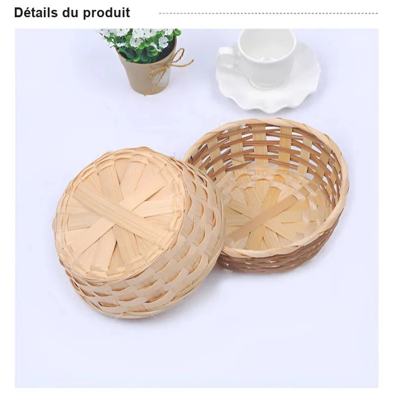 Panier de Présentation Bambou Buffet : deux petits paniers ronds en bambou tressé, l'un retourné, devant un pot de fleurs