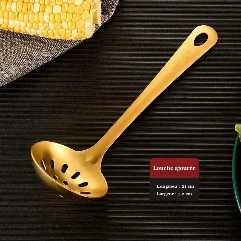 Louche ajourée dorée de 21 cm de long sur fond sombre