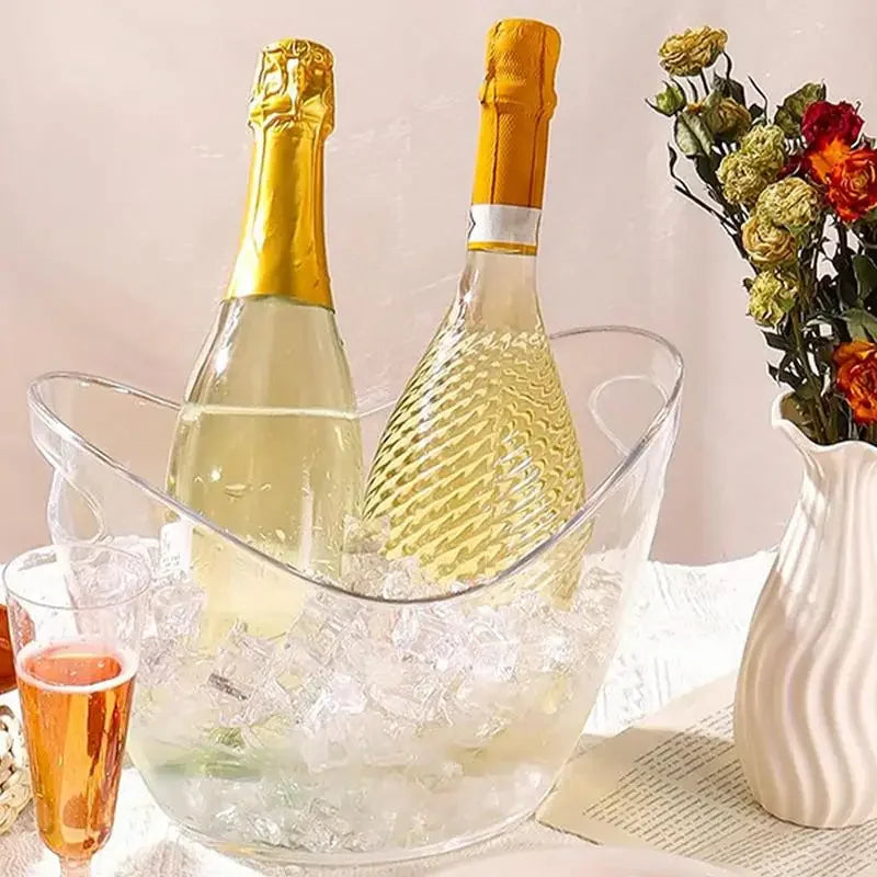 Seau à glace transparent avec deux bouteilles de vin blanc, près d'un vase et de fleurs séchées