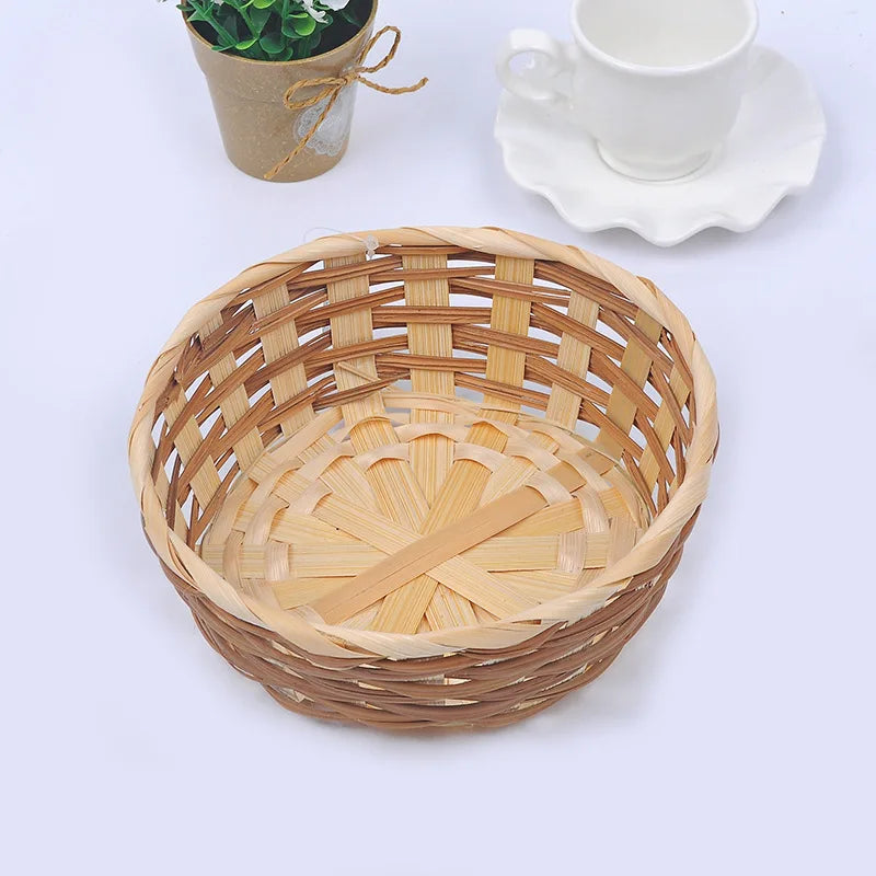 Lot de 1 : panier rond en bambou tressé près d'un pot de fleurs et d'une tasse blanche