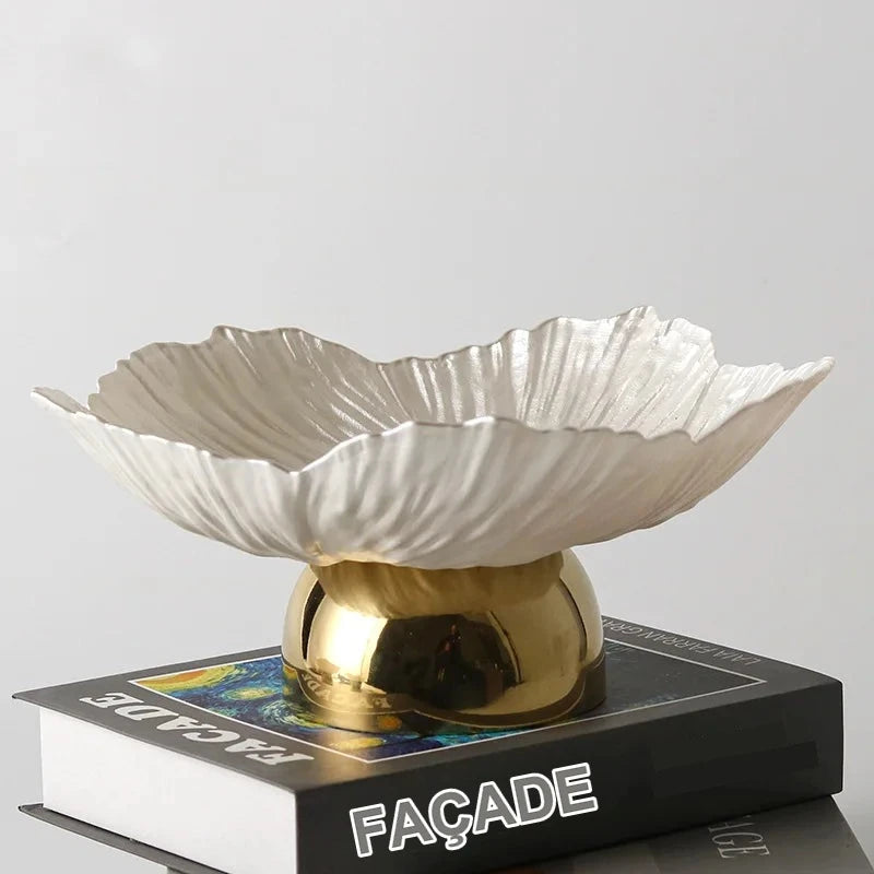 Assiette de Présentation Pétale Blanche Pied Doré
