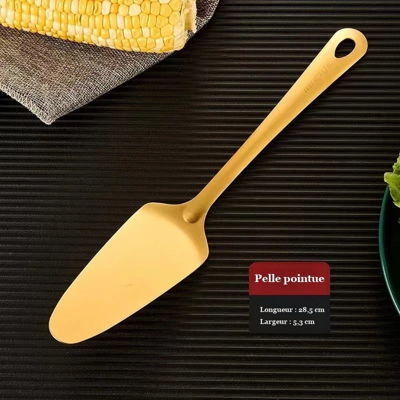 Pelle pointue dorée de 28,5 cm de long sur fond sombre