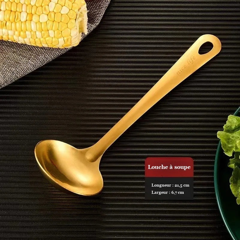 Louche à soupe dorée de 21,5 cm de long sur fond sombre