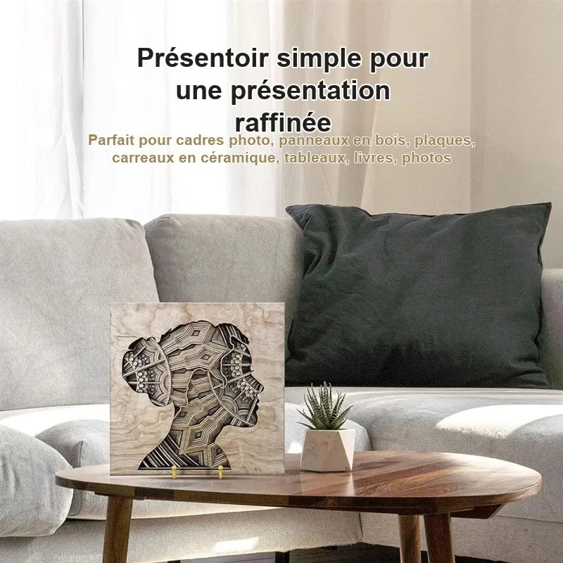 Chevalet Porte-Étiquette Buffet Compact doré soutenant un panneau décoratif sur une table basse de salon