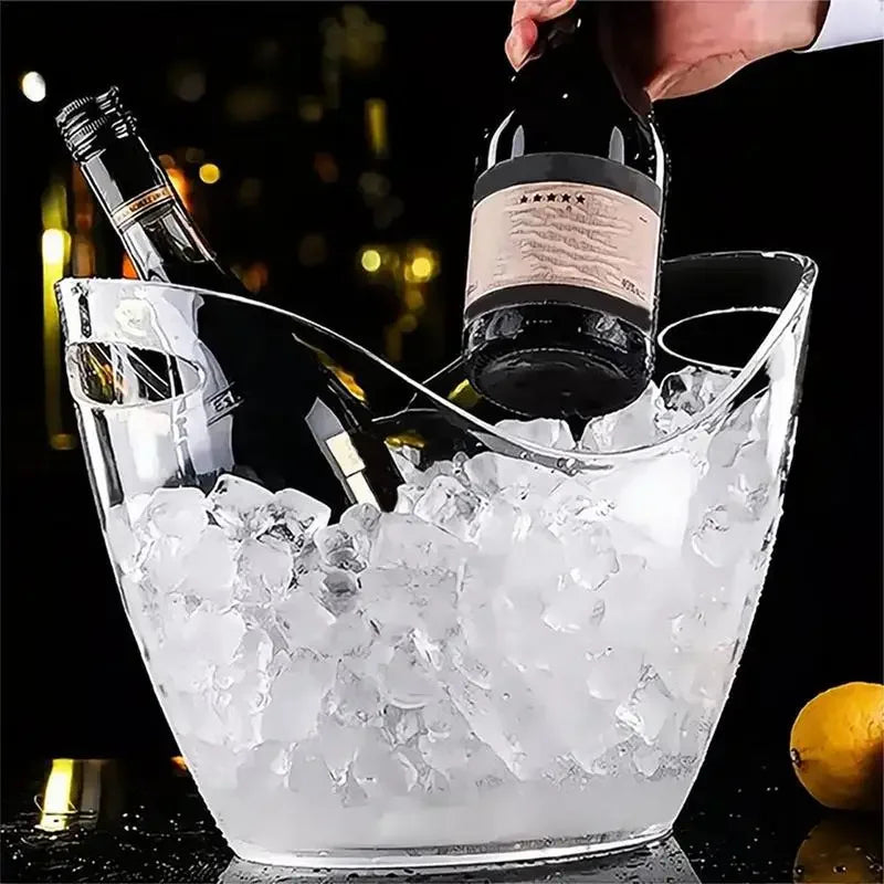 Seau à glace transparent rempli de glaçons, avec deux bouteilles de vin, sur fond sombre