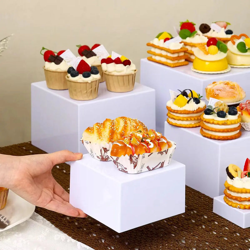 Présentoir Gâteau Acrylique Lot 5-6 Pièces – présentoir gâteau – en situation sur un buffet