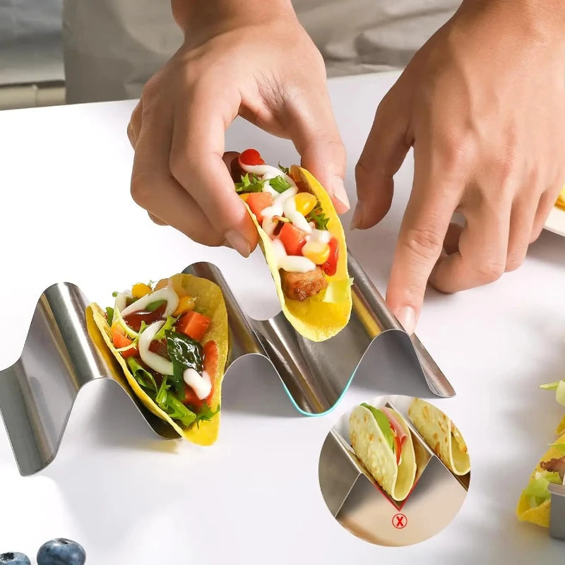 Présentoir Tortillas Inox à Étages Buffet : support ondulé en inox avec deux tacos garnis tenus par une main