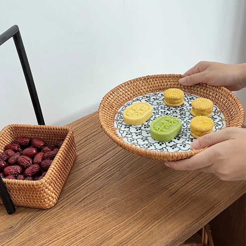 Plateau Rotin Céramique Fruits Gâteau – présentoir gâteau – en situation sur un buffet
