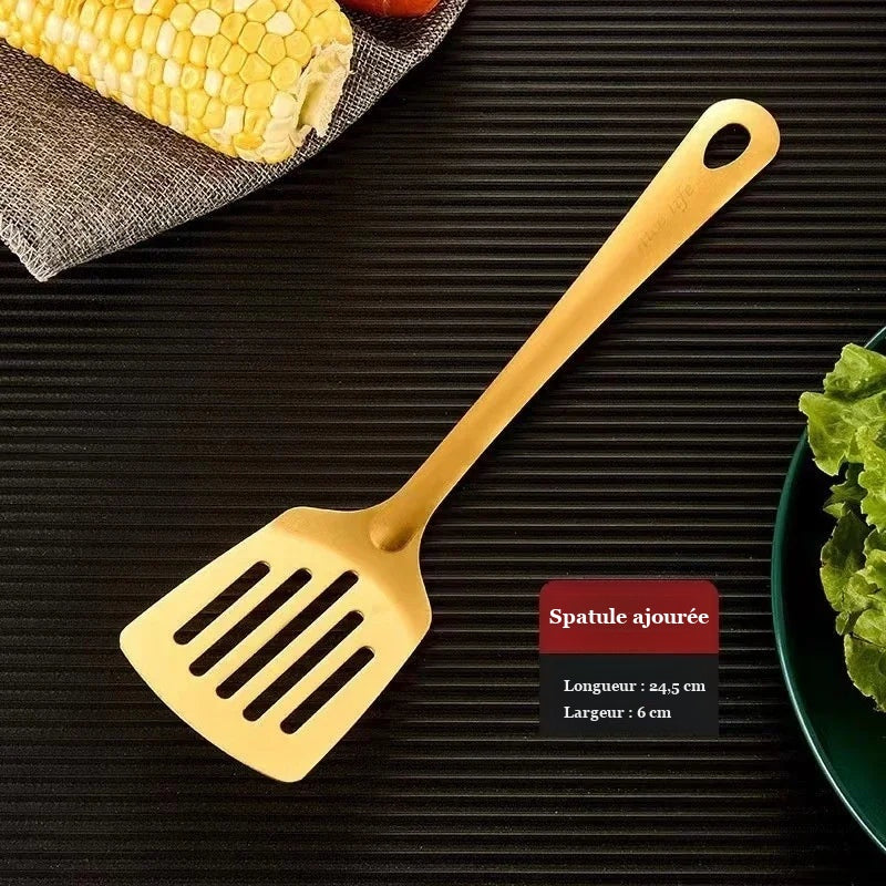 Spatule ajourée dorée de 24,5 cm de long sur fond sombre