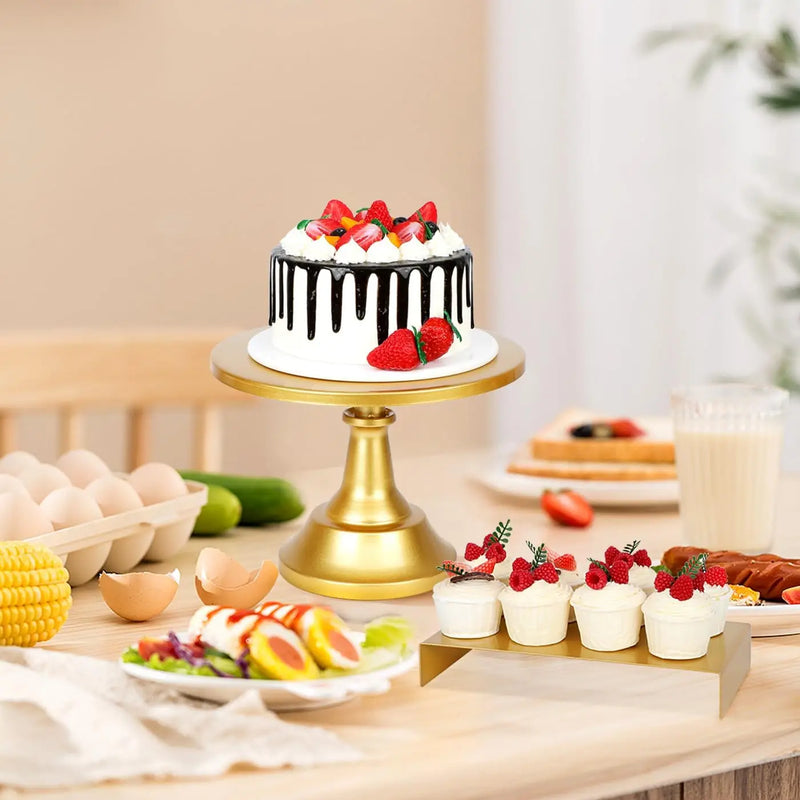 Set Présentoir Gâteaux Doré 6 Pièces – présentoir gâteau – en situation sur un buffet