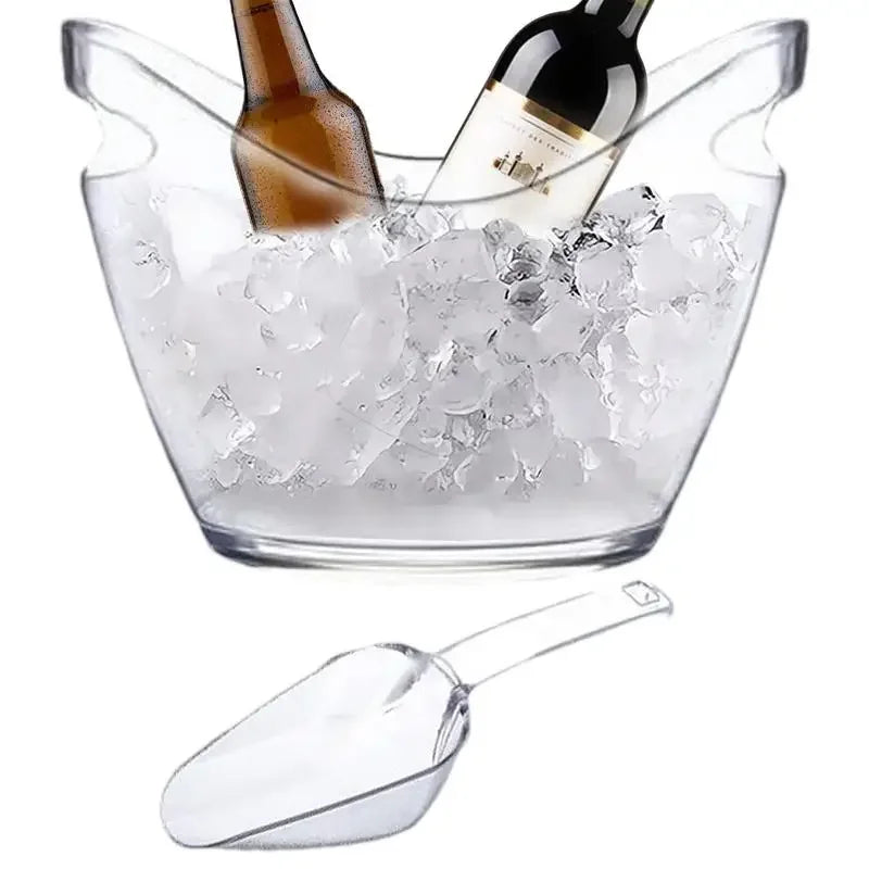 Seau à glace transparent rempli de glaçons, avec une bouteille de bière et une bouteille de vin