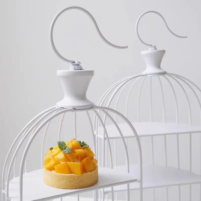 Présentoir Buffet Cage à Oiseau Vintage – présentoir buffet – en situation sur un buffet