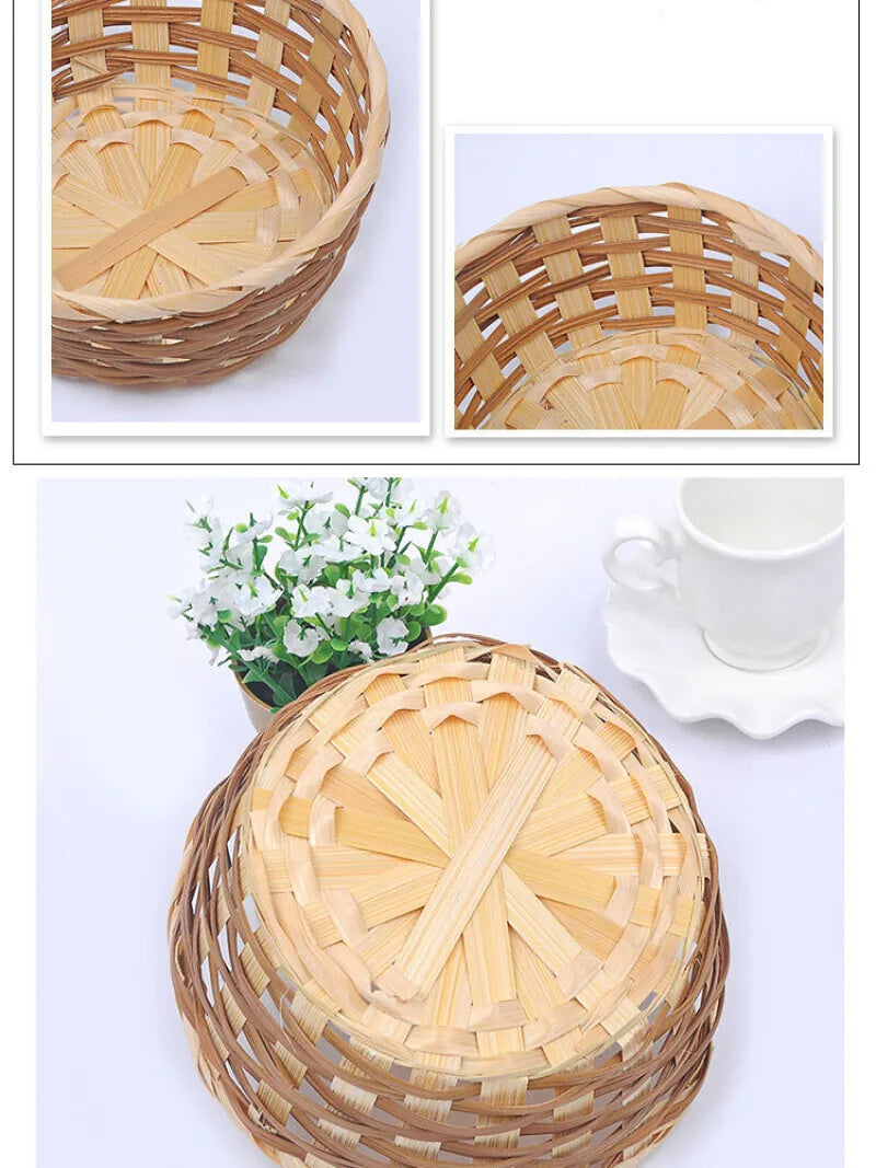 Détails du tressage de paniers ronds en bambou, intérieur et fond, près d'un pot de fleurs et d'une tasse blanche