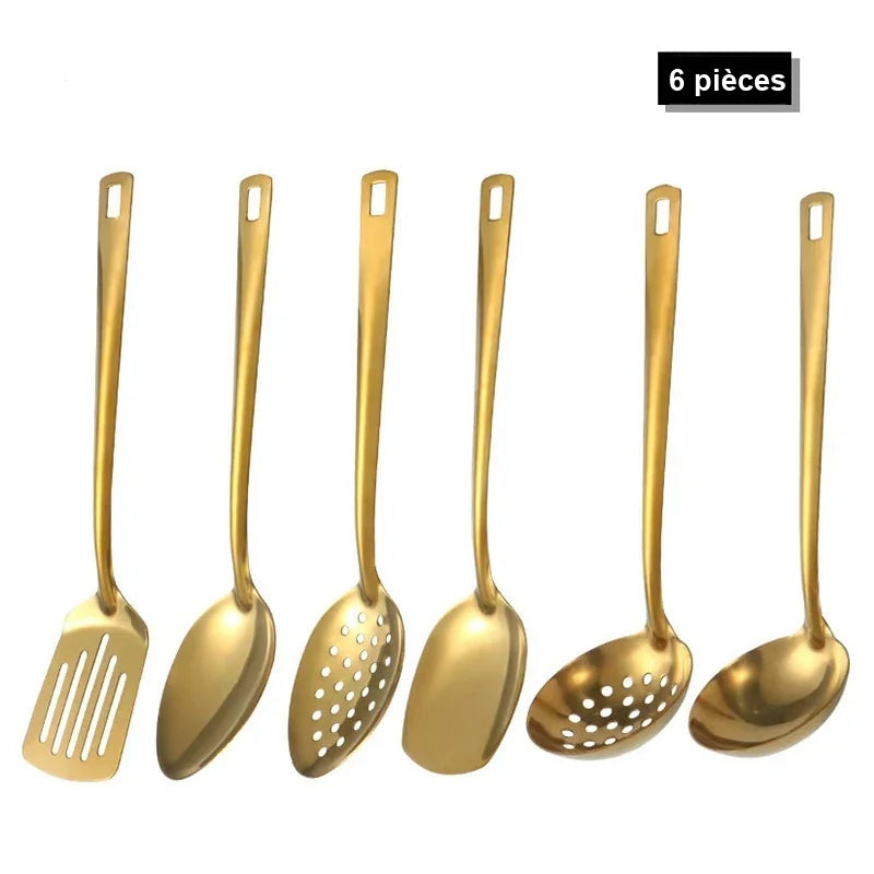 Set de 6 ustensiles de service dorés alignés sur fond blanc