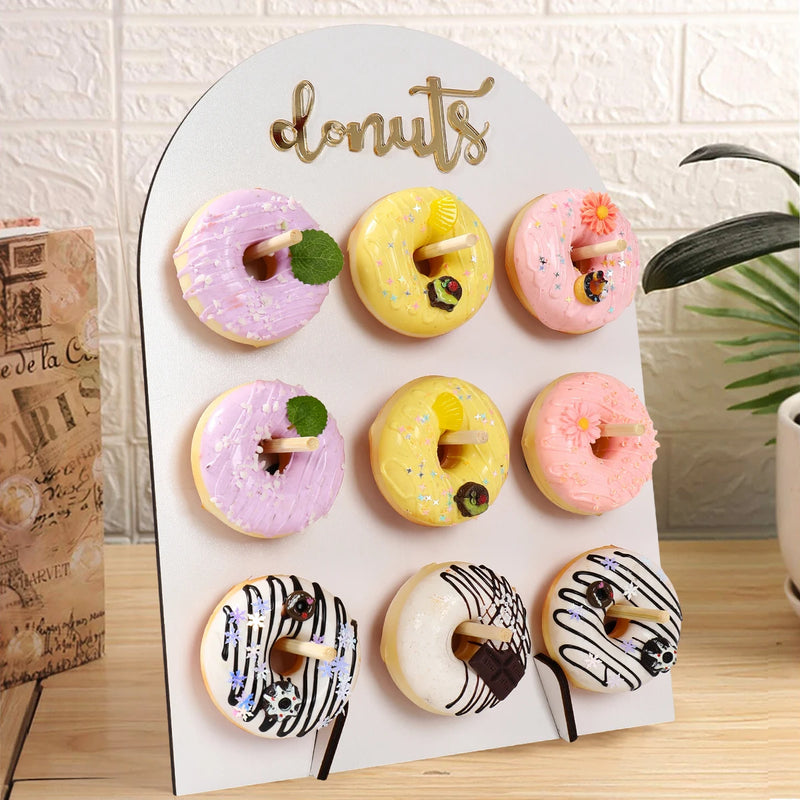 Arche Bois Présentoir Donuts Anniversaire – présentoir donuts – en situation sur un buffet