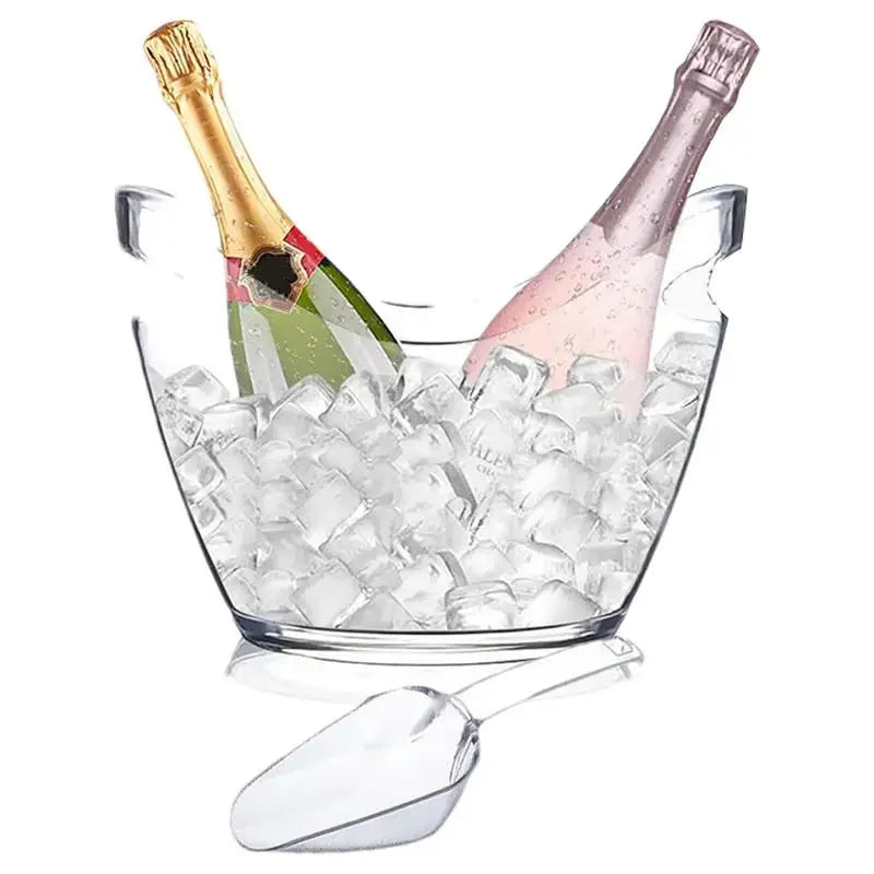 Seau à glace transparent rempli de glaçons, avec deux bouteilles de champagne et une pelle à glace