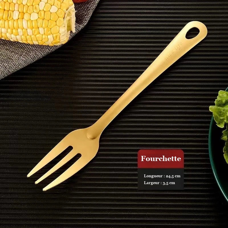 Fourchette de service dorée de 24,5 cm de long sur fond sombre
