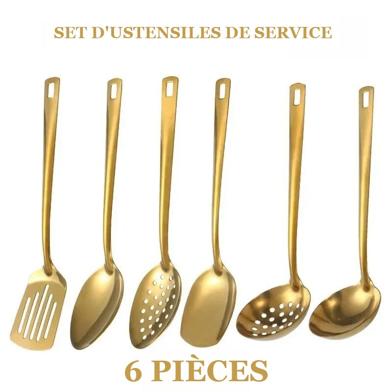 Set de 6 ustensiles de service dorés sur fond blanc : spatule ajourée, cuillères et louches