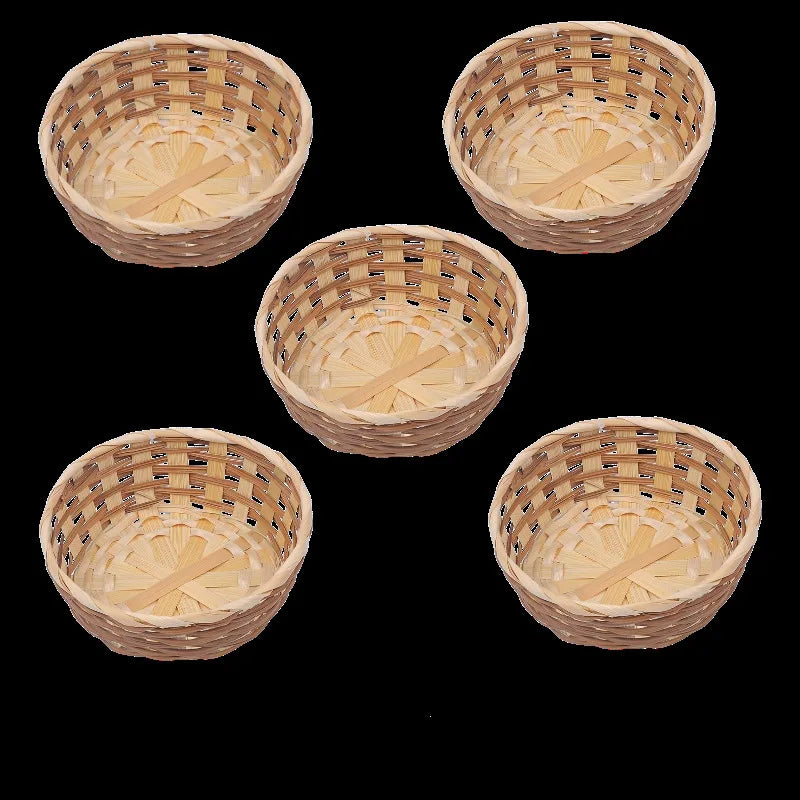 Lot de 5 petits paniers ronds en bambou tressé sur fond noir